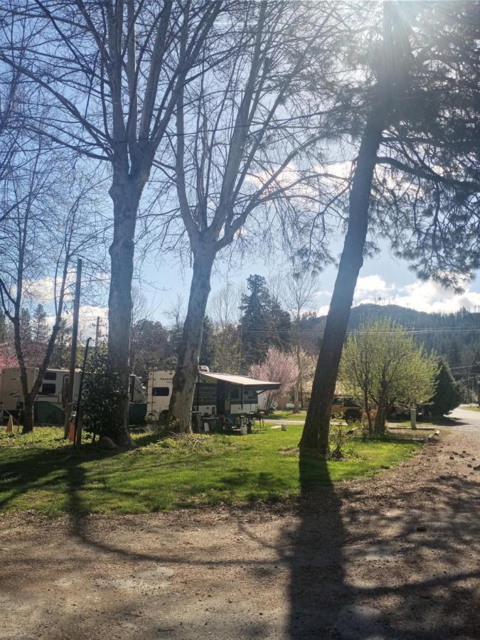 Bigfoot Rv & Cabins Park Happy Camp Bagian luar foto